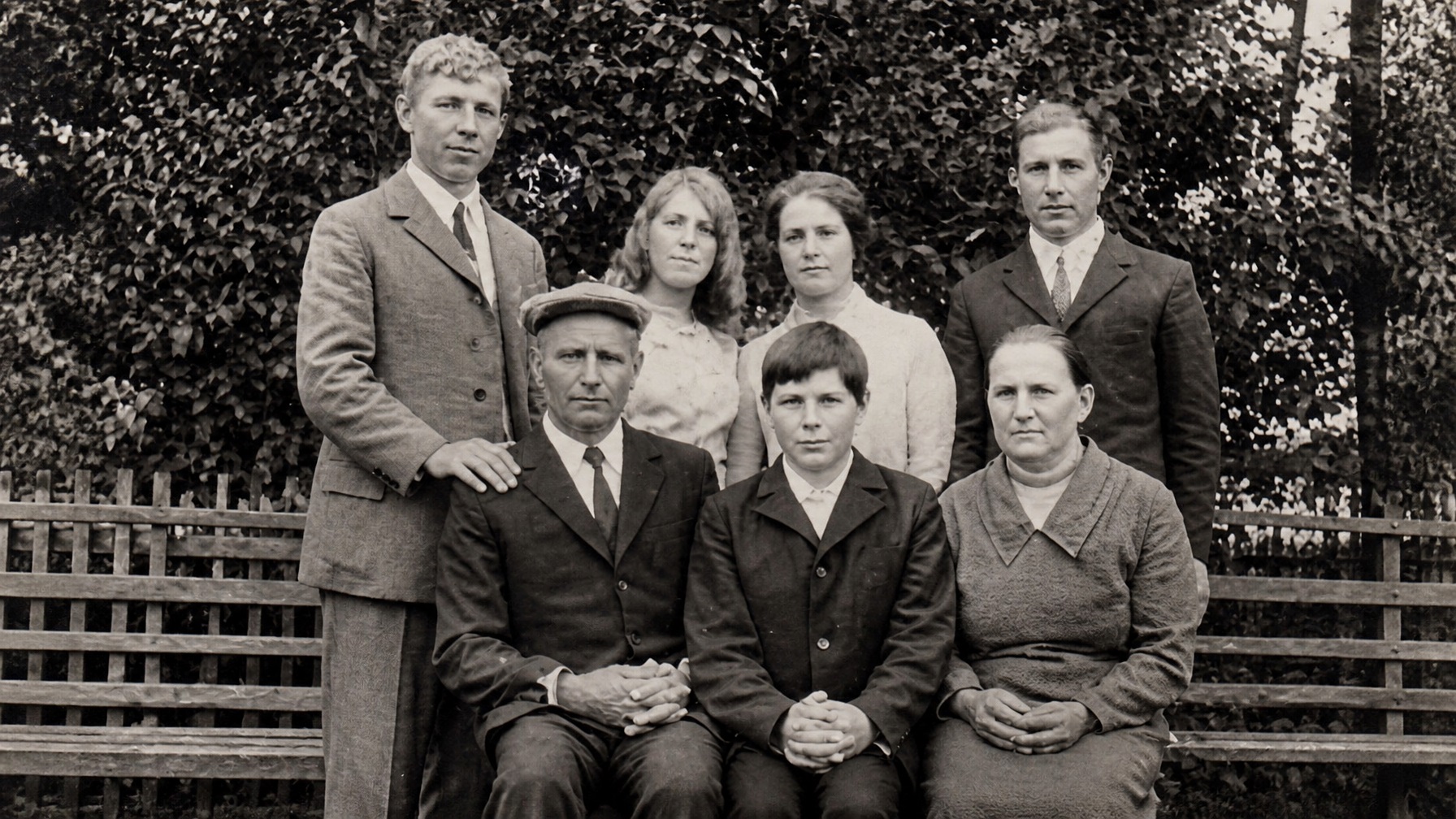 Старая повреждённая фотография до реставрации